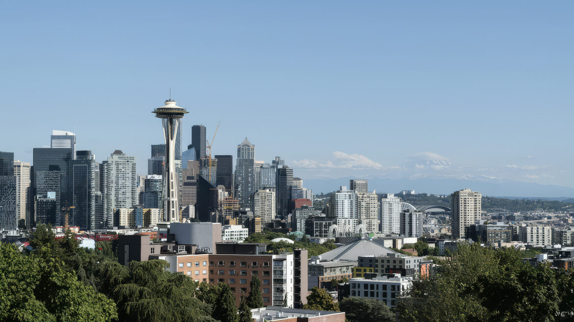 Panorama de Seattle vu depuis une colline, illustrant le nouveau bureau de droit des affaires de Nilson Law à Seattle