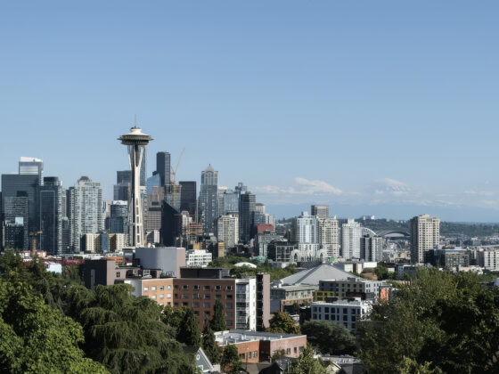 Panorama de Seattle vu depuis une colline, illustrant le nouveau bureau de droit des affaires de Nilson Law à Seattle
